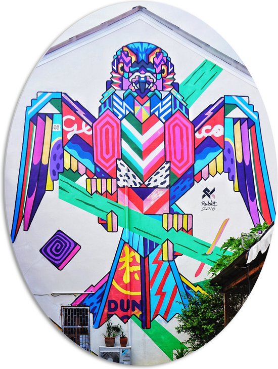 PVC Schuimplaat Ovaal - Kunstige Vogel met Graffiti op Gebouw - 72x96 cm Foto op Ovaal (Met Ophangsysteem)