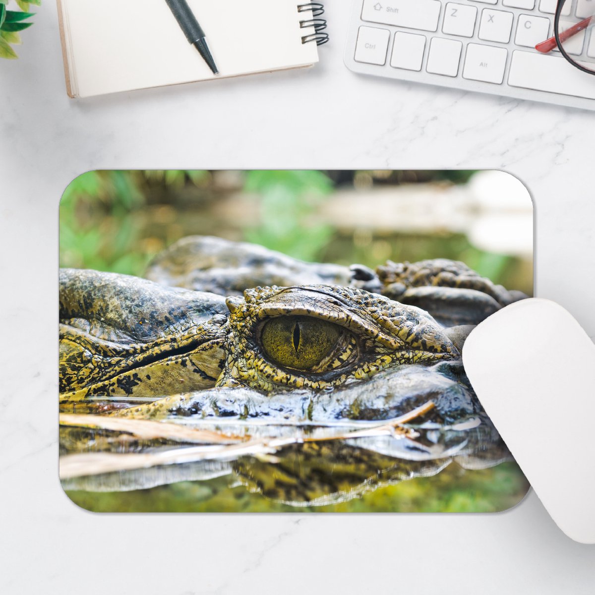 Muismat - Ogen van Krokodil Schuilend in het Water - 25x18 cm - 2 mm Dik - Muismat van Vinyl