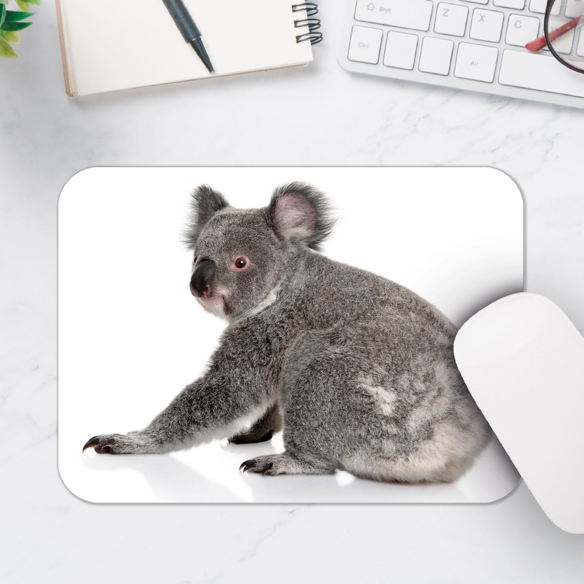 Muismat - Zittende Jonge Koala - 25x18 cm - 2 mm Dik - Muismat van Vinyl