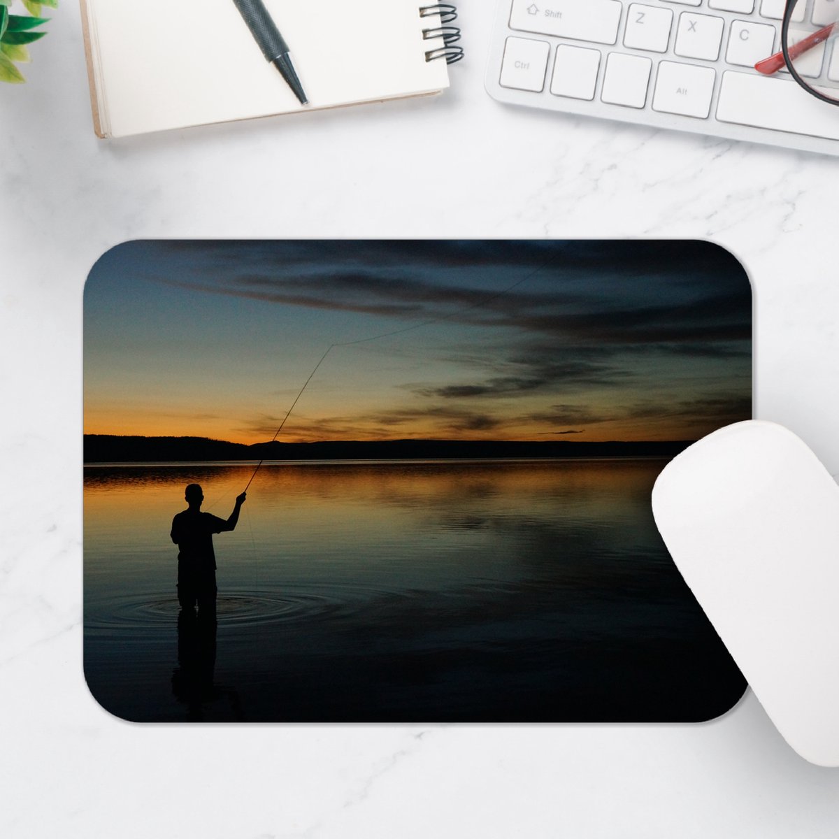 Muismat - Visser met Hengel in het Water in de Avond - 25x18 cm - 2 mm Dik - Muismat van Vinyl