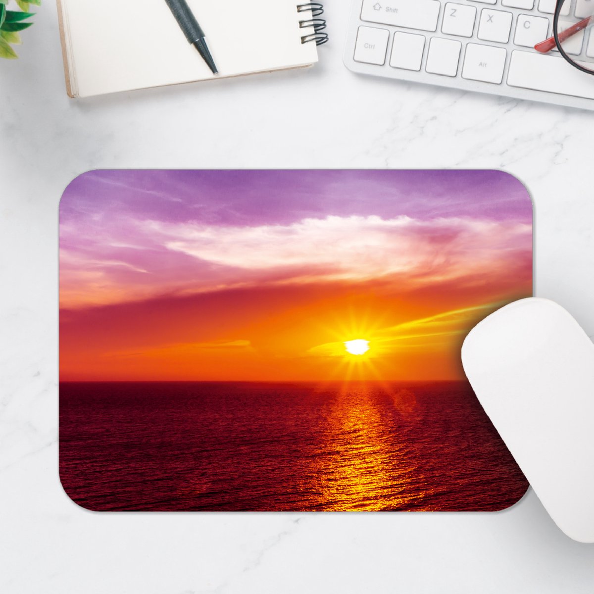 Muismat - Prachtige Zonsondergang achter Kalme Zee - 25x18 cm - 2 mm Dik - Muismat van Vinyl