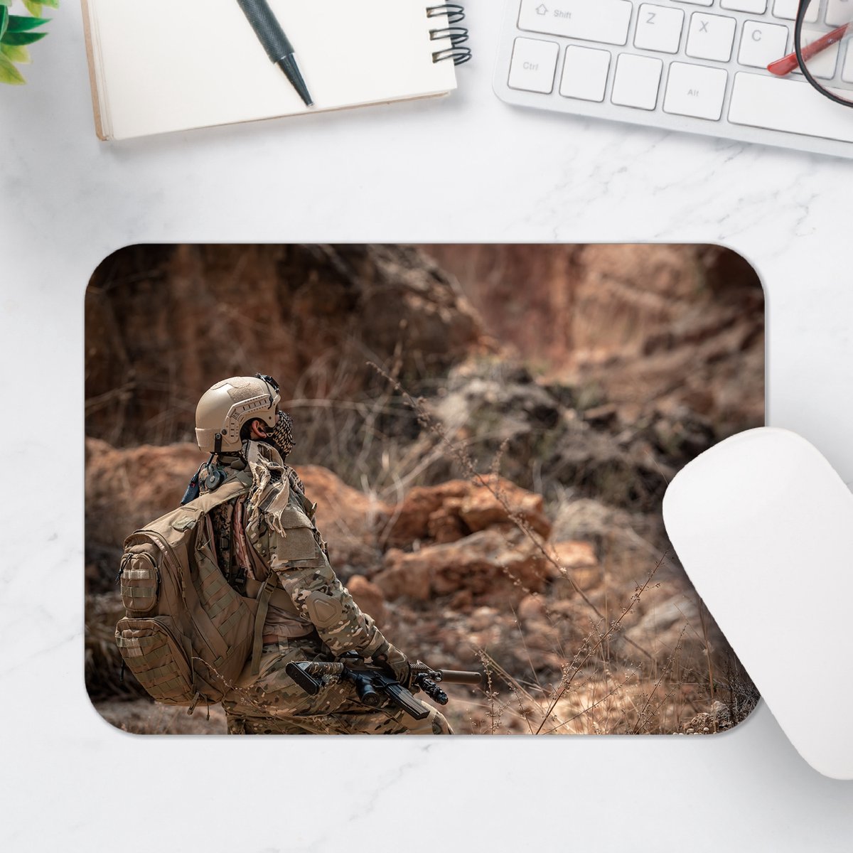 Muismat - Soldaat in Uniform met Geweer in Landschap - 25x18 cm - 2 mm Dik - Muismat van Vinyl