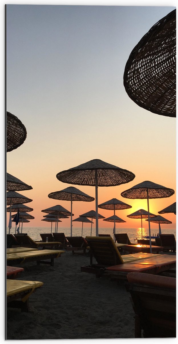 Dibond - Strand met Ligbedden en Rieten Parasols - 50x100 cm Foto op Aluminium (Met Ophang