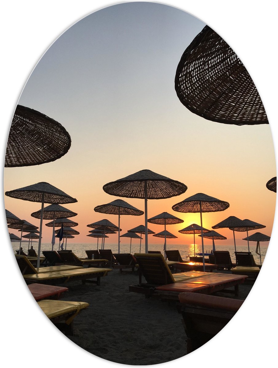 PVC Schuimplaat Ovaal - Strand met Ligbedden en Rieten Parasols - 60x80 cm Foto op Ovaal (