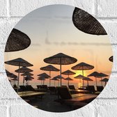 WallClassics - Muursticker Cirkel - Strand met Ligbedden en Rieten Parasols - 30x30 cm Foto op Muursticker