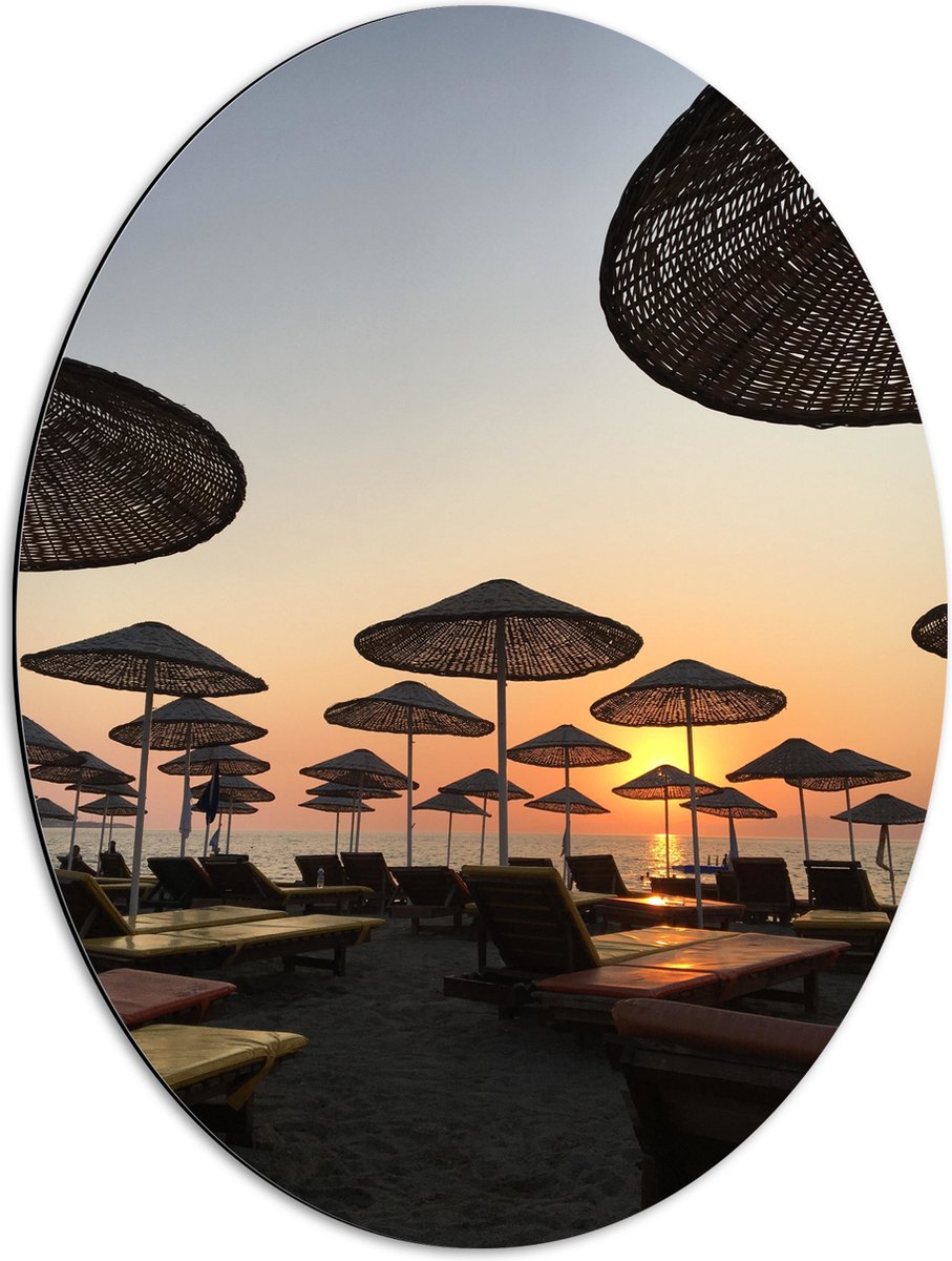 Dibond Ovaal - Strand met Ligbedden en Rieten Parasols - 51x68 cm Foto op Ovaal (Met Ophan