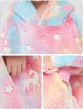 Pluche hoodie deken met pastel regenboogkleuren, witte sterren en gloeiende eenhoorns. Met capuchon en grote buidelzak.