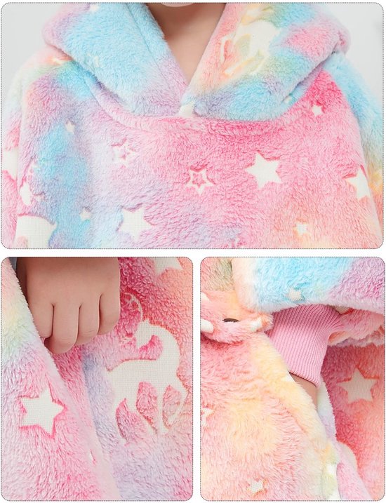 Pluche hoodie deken met pastel regenboogkleuren, witte sterren en gloeiende eenhoorns. Met capuchon en grote buidelzak.