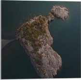 WallClassics - Acrylglas - Stenen Eiland in de Zee - 50x50 cm Foto op Acrylglas (Wanddecoratie op Acrylaat)