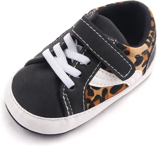 Zwarte babysneaker met klittenbandsluiting, luipaardprint en witte veters.