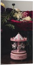 Acrylglas - Miniatuur Roze Draaimolen bij Vazen met Bloemboeketten - 50x100 cm Foto op Acrylglas (Wanddecoratie op Acrylaat)
