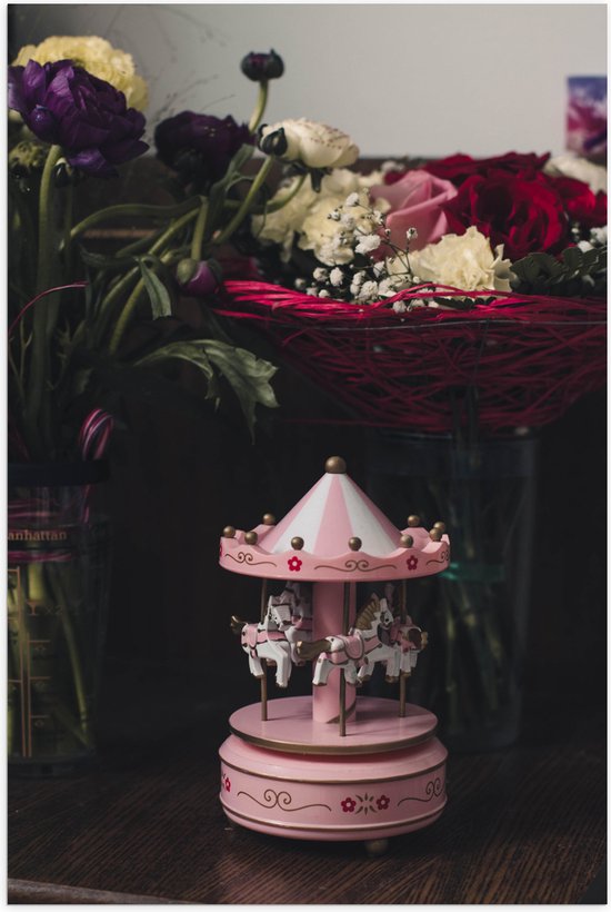 Poster Glanzend – Miniatuur Roze Draaimolen bij Vazen met Bloemboeketten - 80x120 cm Foto op Posterpapier met Glanzende Afwerking