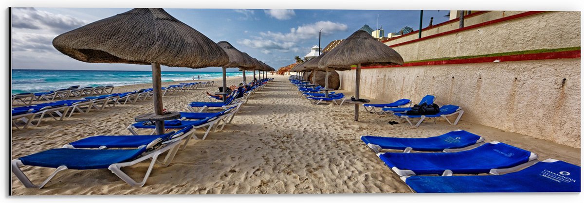 Dibond - Blauwe Ligbedden op Strand met Rieten Parasols - 60x20 cm Foto op Aluminium (Wand