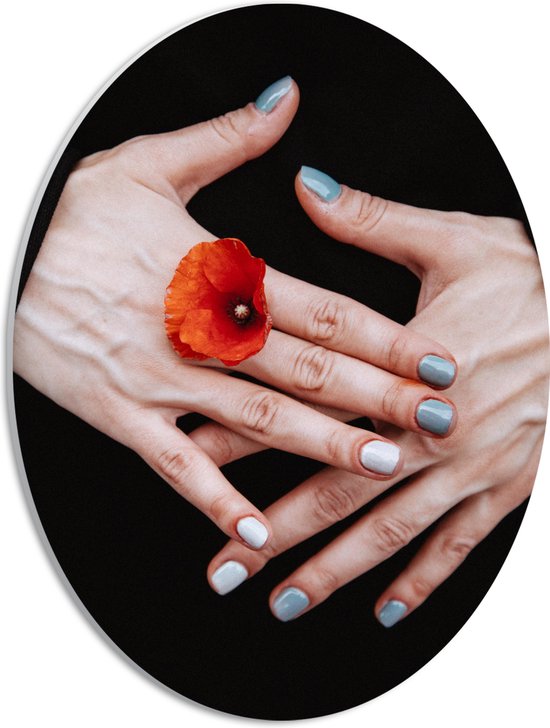 PVC Schuimplaat Ovaal - Vrouwen Hand met Bloem tussen Vingers en Blauw Gelakte Nagels - 30x40 cm Foto op Ovaal (Met Ophangsysteem)