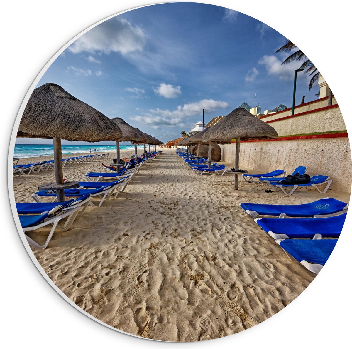 PVC Schuimplaat Muurcirkel - Blauwe Ligbedden op Strand met Rieten Parasols - 20x20 cm Fot