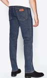 Man in spijkerblauwe Wrangler spijkerbroek, gezien vanaf de achterkant rechts.