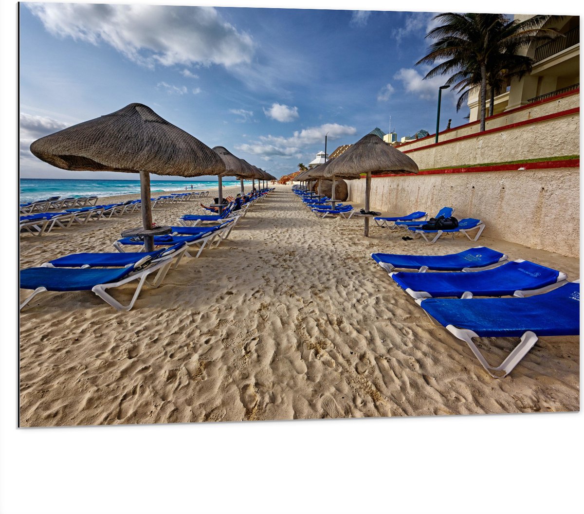 Dibond - Blauwe Ligbedden op Strand met Rieten Parasols - 100x75 cm Foto op Aluminium (Met
