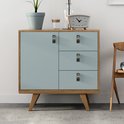 Ladenkast met lichtblauwe deuren, houten frame en schuine poten. Met decoratieve klok.