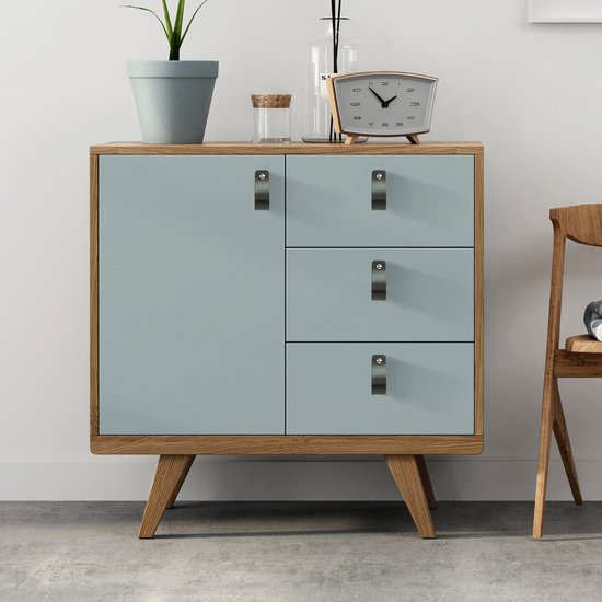 Ladenkast met lichtblauwe deuren, houten frame en schuine poten. Met decoratieve klok.
