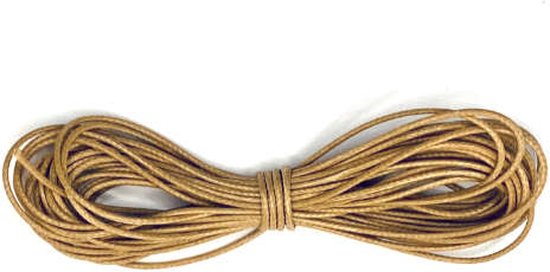 Een bosje camelkleurig gewaxt koord van 5 meter lang, 1 mm dik.