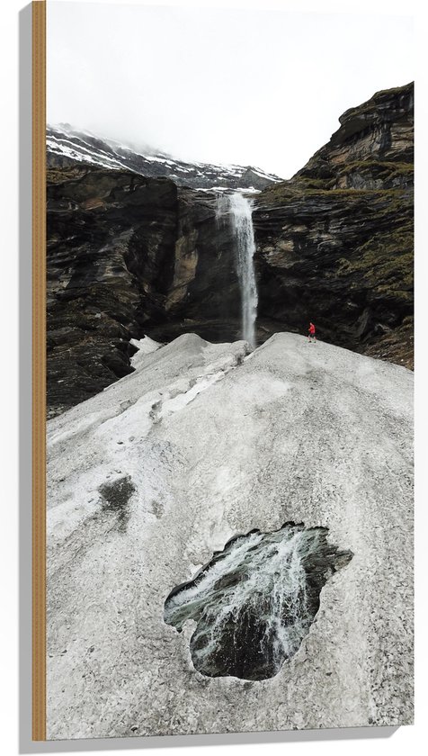Hout - Wandelaar bij Waterval aan de Rand van een Cliff - 50x100 cm - 9 mm dik - Foto op Hout (Met Ophangsysteem)