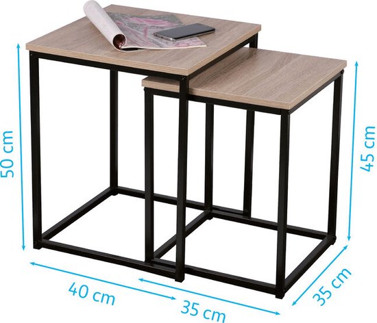 Ensemble de deux tables d'appoint carrées avec plateau en bois brun clair et cadre en métal noir. Dimensions : 40x40x50 cm et 35x35x45 cm.