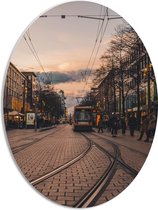 PVC Schuimplaat Ovaal - Tram door de Straten van Amsterdam - 42x56 cm Foto op Ovaal (Met Ophangsysteem)