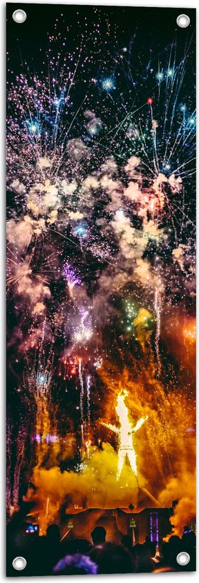 Tuinposter – Grote Vuurwerkshow boven Menigte Mensen - 30x90 cm Foto op Tuinposter (wanddecoratie voor buiten en binnen)