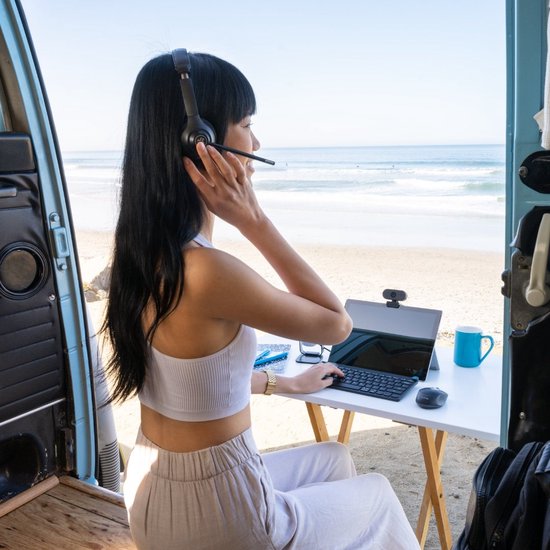 JLab GO Draadloos Toetsenbord - Bluetooth of USB dongle verbinding - 3 Devices - Stille toetsen - Compact design - Volumeknop - Qwerty