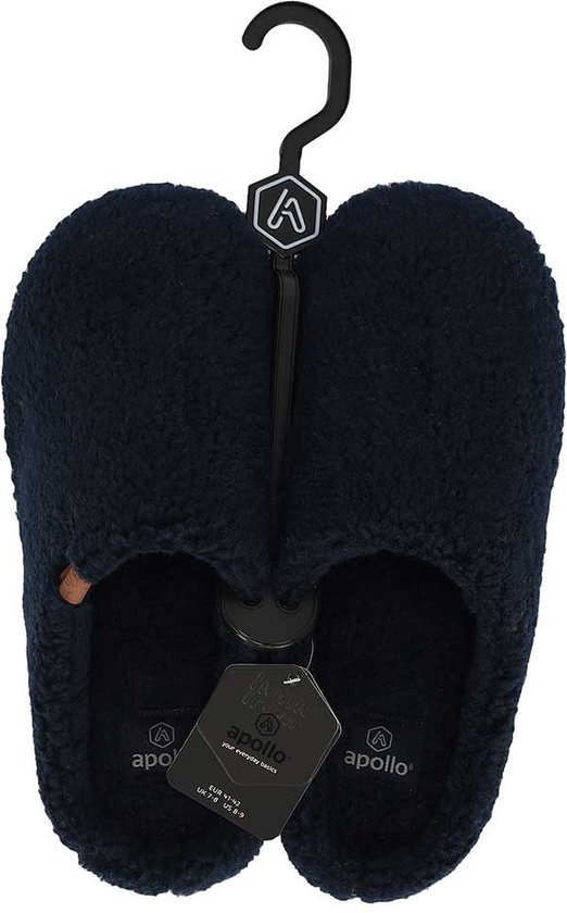 Donkerblauwe teddy pantoffels van Apollo, met kledinghanger en labels.