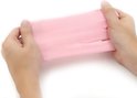 Handen die een roze spa gel handschoen uitrekken.