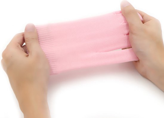 Handen die een roze spa gel handschoen uitrekken.