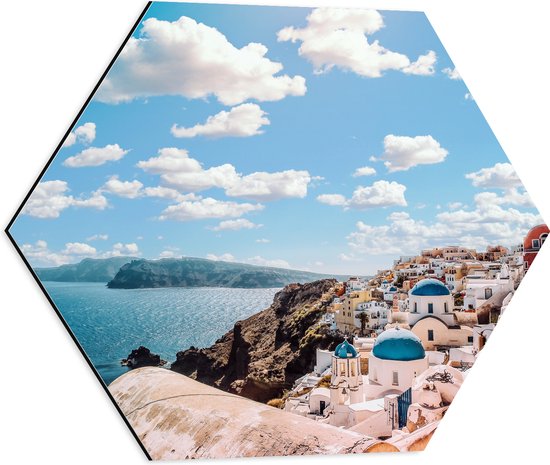 WallClassics - Dibond Hexagon - Klassiek Witte Huisjes in Santorini - 50x43.5 cm Foto op Hexagon (Met Ophangsysteem)