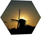 Dibond Hexagon - Windmolen achter Zonsondergang - 50x43.5 cm Foto op Hexagon (Met Ophangsysteem)