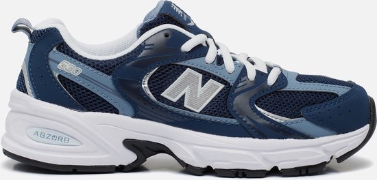 Sneaker New Balance 530 bleu marine avec lacets blancs et semelle blanche.