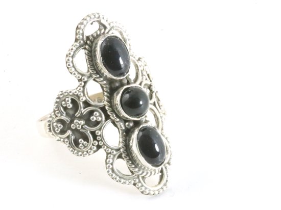 Bague en argent repoussé avec 3 pierres d'onyx - taille 19,5