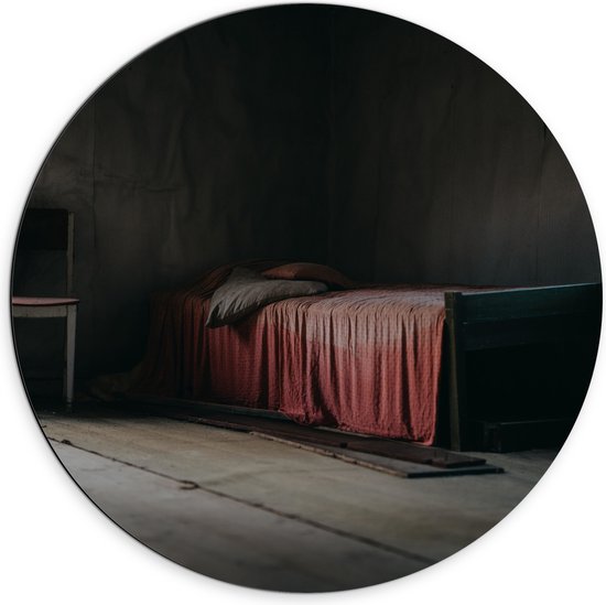 Dibond Muurcirkel - Bed met Rood Dekbedovertrek in Houten Kamer - 70x70 cm Foto op Aluminium Muurcirkel (met ophangsysteem)