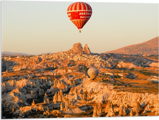 Acrylglas - Rode en Witte Luchtballlon boven Landschap vol Rotsen - 80x60 cm Foto op Acrylglas (Met Ophangsysteem)