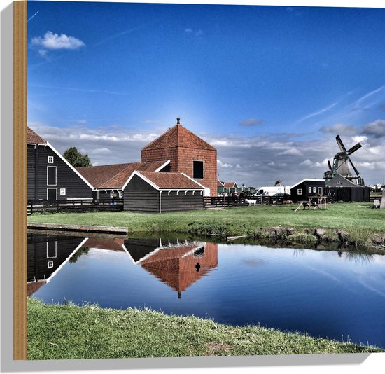 Hout - Boerderij met Windmolens aan het Water - 50x50 cm - 9 mm dik - Foto op Hout (Met Ophangsysteem)