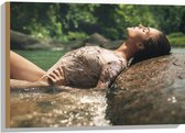Hout - Poserende Vrouw in Glitter Zwemkleding in Rivier - 75x50 cm - 9 mm dik - Foto op Hout (Met Ophangsysteem)
