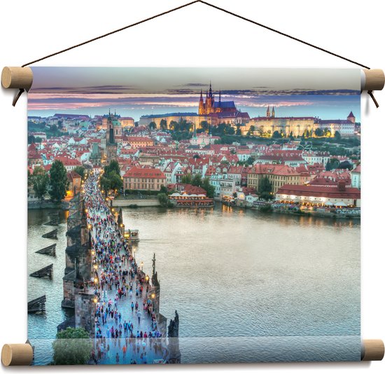 Textielposter - Bovenaanzicht van Brug in Praag, Tsjechië - 40x30 cm Foto op Textiel