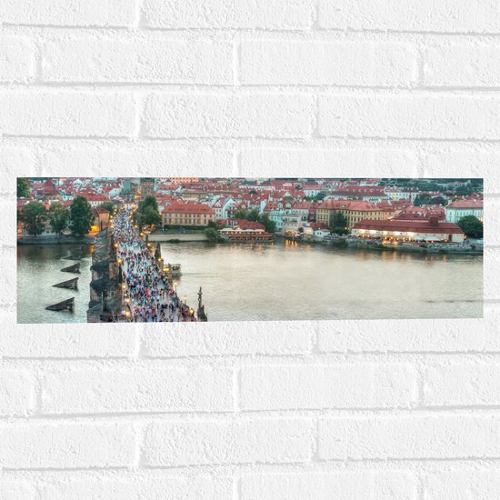 Muursticker - Bovenaanzicht van Brug in Praag, Tsjechië - 60x20 cm Foto op Muursticker