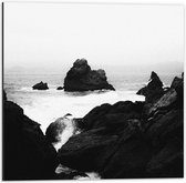 WallClassics - Dibond - Waves against high Rocks in the Water (Zwart- blanc) - Photo 50x50 cm sur Aluminium (Décoration murale en métal)