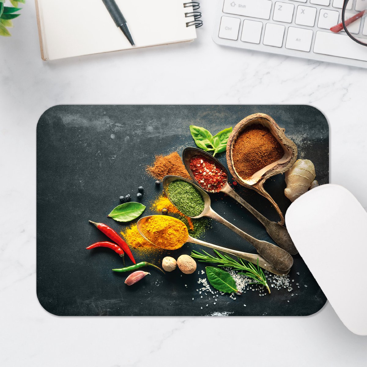 Muismat - Houten Lepels gevuld met Kruiden omringd door andere Specerijen - 25x18 cm - 2 mm Dik - Muismat van Vinyl