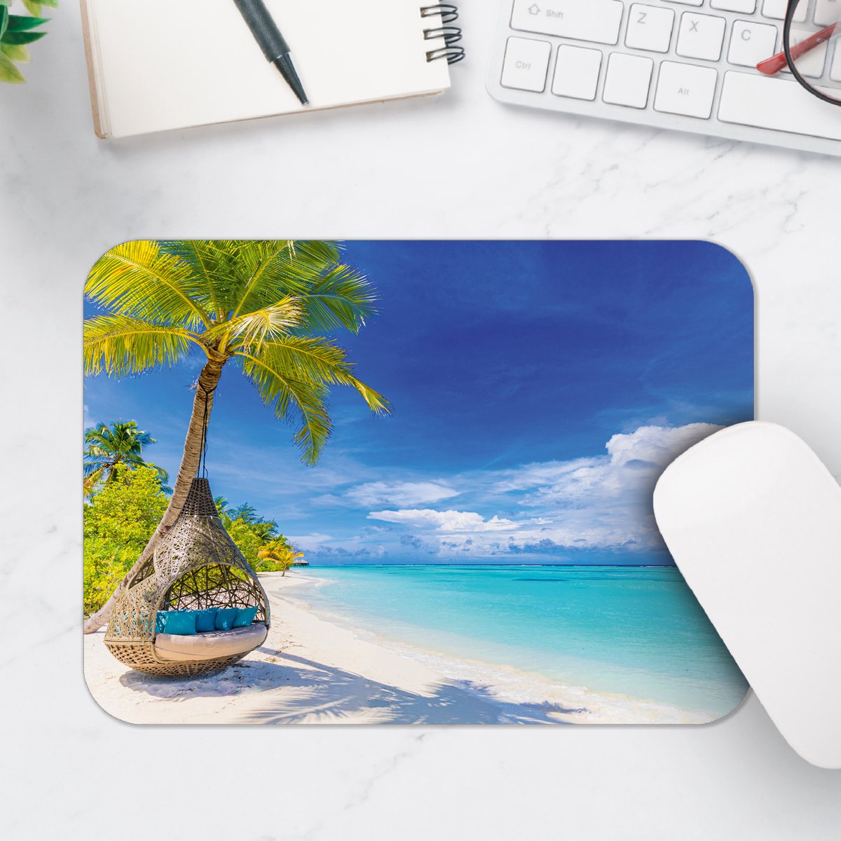 Muismat - Groot Schommelbed met Blauwe Kussens langs Tropisch Blauwe Zee - 25x18 cm - 2 mm Dik - Muismat van Vinyl