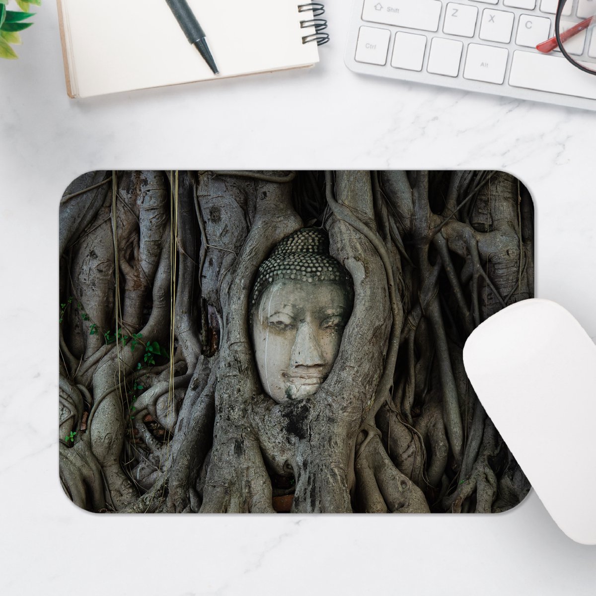 Muismat - Budha tussen Bomen - 25x18 cm - 2 mm Dik - Muismat van Vinyl