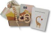 Kids Cultures - Giftbox S - Baby Geschenkset, Kraampakket, Babyshower Cadeau, Kraammand - Kraamcadeau Jongen & Meisje - Bijtring, Speenkoord en Wenskaarten - Beige