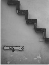 Poster Glanzend – Trap voor Witte Muur in het Zwart- wit met Bordje Exit - 30x40 cm Foto op Posterpapier met Glanzende Afwerking