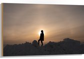 WallClassics - Hout - Silhouet van Vrouw op Hoop Sneeuw - 105x70 cm - 9 mm dik - Foto op Hout (Met Ophangsysteem)