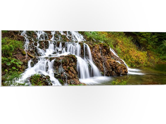 WallClassics - PVC Schuimplaat- Snelstromend Water over Rotsen in Groen Natuurgebied - 90x30 cm Foto op PVC Schuimplaat